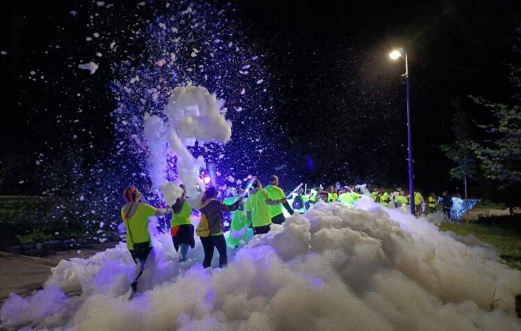 Corrida, luzes, dança, música, é o Neon Run Tour, que passa pela Praia da Vieira