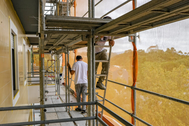 Sem dinheiro nem regras, condomínios levam parque imobiliário à degradação