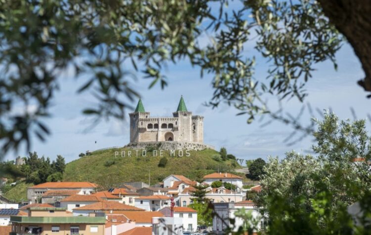 Teatro de rua conta a história do 25 de Abril em Porto de Mós