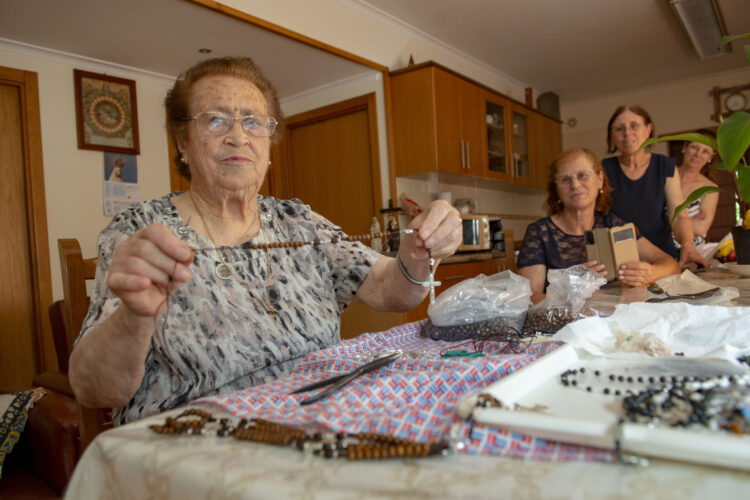 Aos 88 anos, Maria Trindade continua a fazer terços à mão