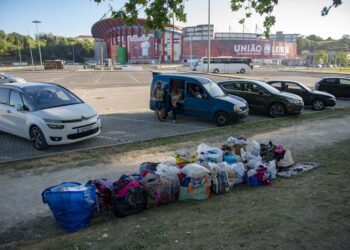 Sem espaço físico, Leiria Solidária faz doações na rua