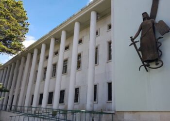 Homem absolvido de 16 crimes de violação e um de violência doméstica