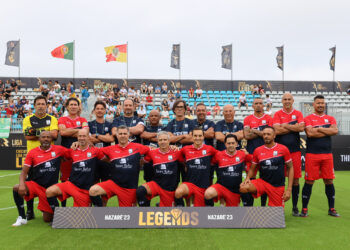Antigas glórias do futebol português mostram na Nazaré que mantêm classe