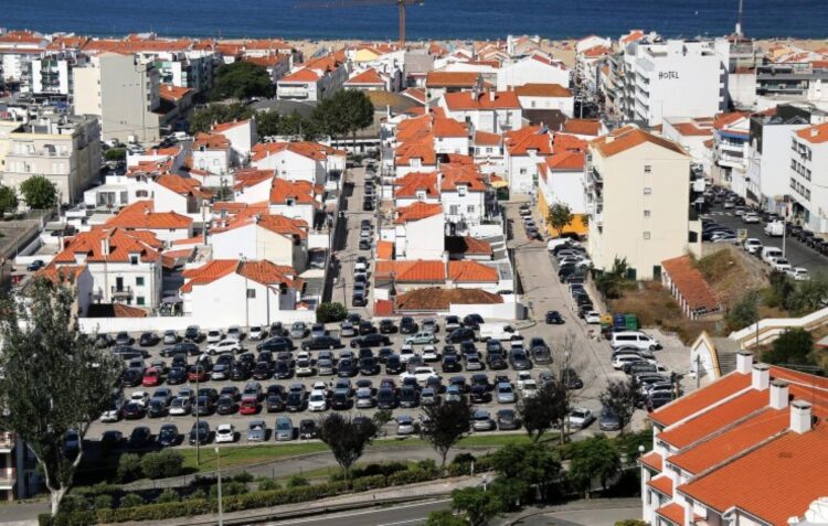 Arrumadores ameaçam em estacionamentos na Nazaré
