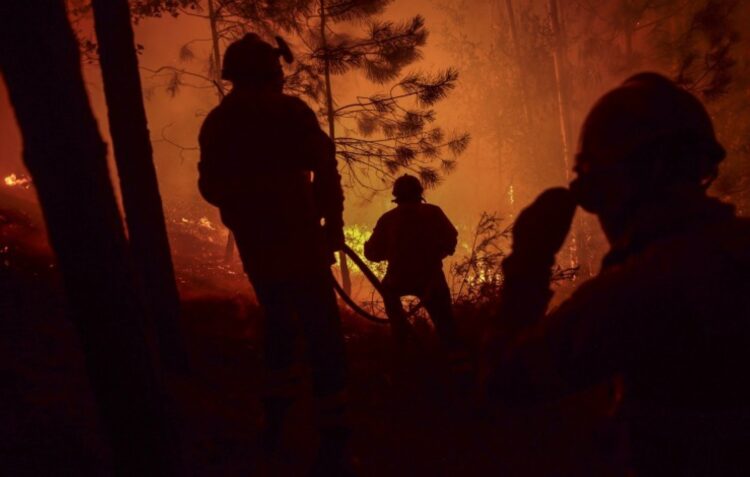 Nove meios aéreos, 95 veículos terrestres e 327 operacionais combatem incêndio entre os concelhos de Leiria e Ourém
