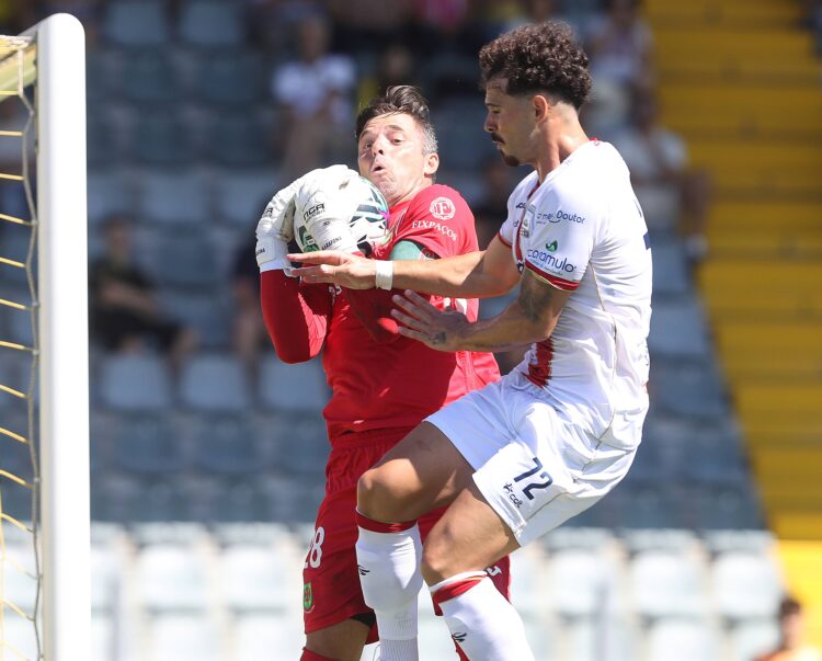 União de Leiria estreia-se com um empate em Paços de Ferreira