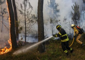 Noite não trouxe alívio no fogo de Ourém
