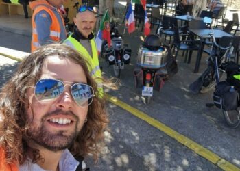 Grupo de emigrantes pedala de Paris a Fátima em bicicletas a motor