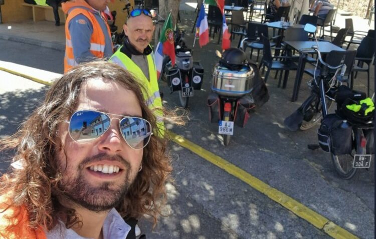 Grupo de emigrantes pedala de Paris a Fátima em bicicletas a motor