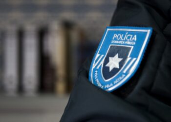 Assaltou frutaria e foi detido quando roubava loja de conveniência com arma