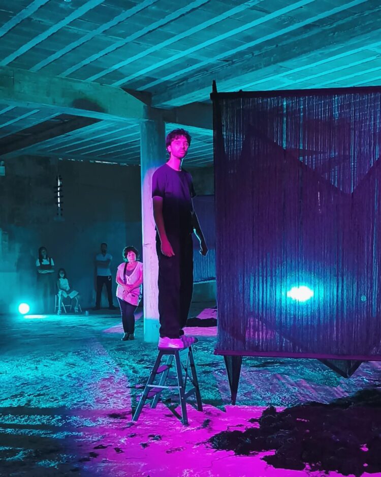 O mundo empresarial como palco. Rosários 4 e o fio condutor entre a Manufatura e a arte performativa