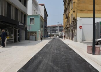 Rua Mouzinho de Albuquerque reabre com mais espaço para os peões