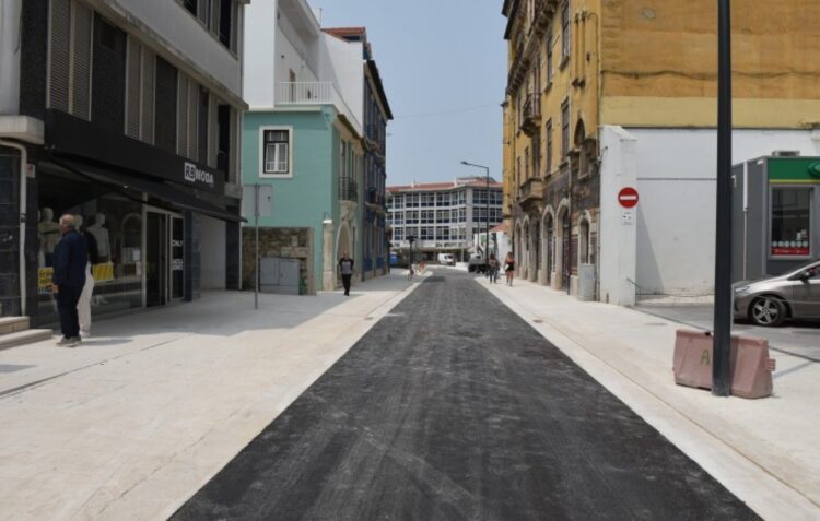 Rua Mouzinho de Albuquerque reabre com mais espaço para os peões