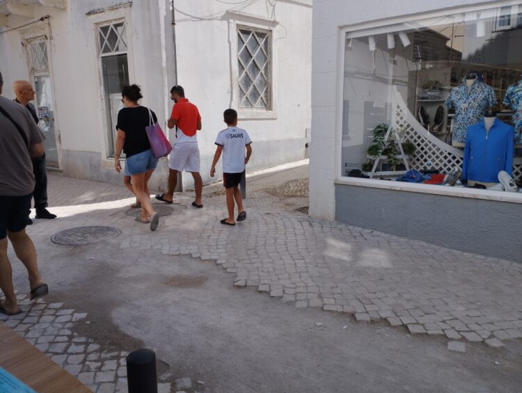 Obras na rua Sub-Vila levam comerciantes da Nazaré ao desespero