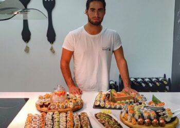 Sentar com amigos no sofá e deixar o chef fazer magia na cozinha lá de casa