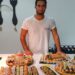 Sentar com amigos no sofá e deixar o chef fazer magia na cozinha lá de casa
