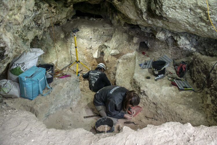 Já foram encontrados 4.000 vestígios humanos no Abrigo da Buraca da Moira, em Leiria