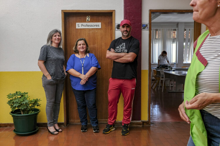 Sem falta de professores, escolas reclamam por funcionários