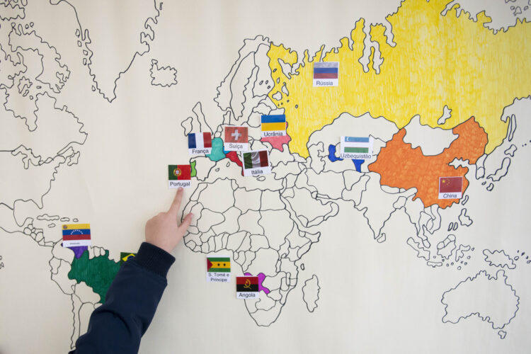 Escolas adaptam-se para receber vaga de alunos de outros países