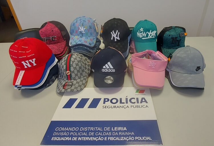 Bonés apreendidos em operação contra a contrafacção em Caldas da Rainha