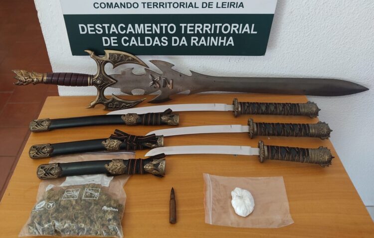 Armas e droga apreendidas pela GNR em Peniche