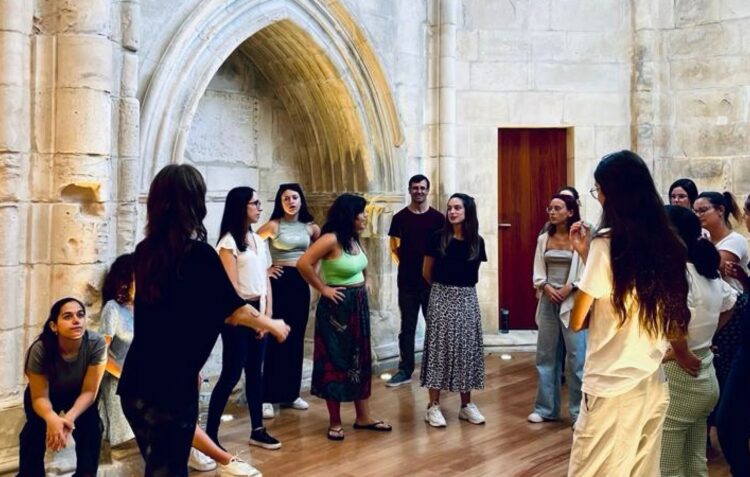 O encontro entre Ece Canli e as Ninfas do Lis escuta-se hoje na Igreja da Pena