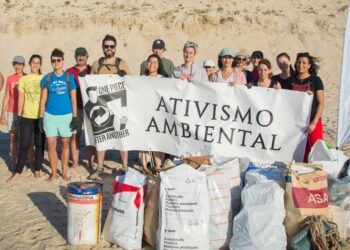 Em duas horas, voluntários retiraram 112 quilos de lixo da Praia do Samouco