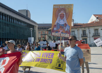 Protesto em Leiria: “Fartos de escolher entre pagar a renda ou comer”