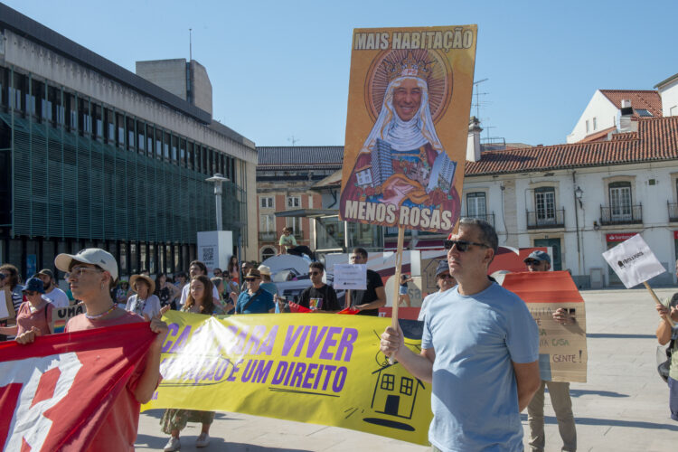 Protesto em Leiria: “Fartos de escolher entre pagar a renda ou comer”