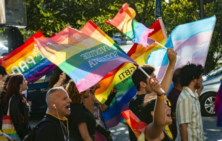 Comunidade LGBTQIAP+ denuncia ter sido alvo de arremesso de ovos