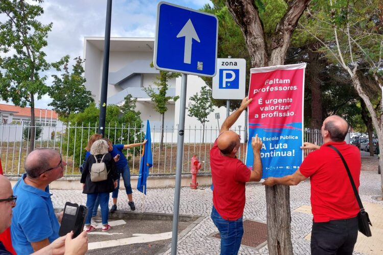 Em Luta pela Escola Pública! Faltam Professores. Reivindicações continuam no novo ano lectivo