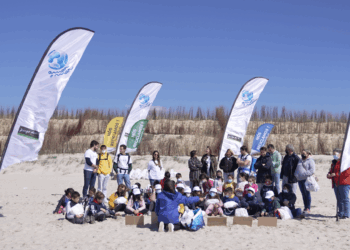 Crianças participam em acção de limpeza na Praia do Baleal com o Pingo Doce