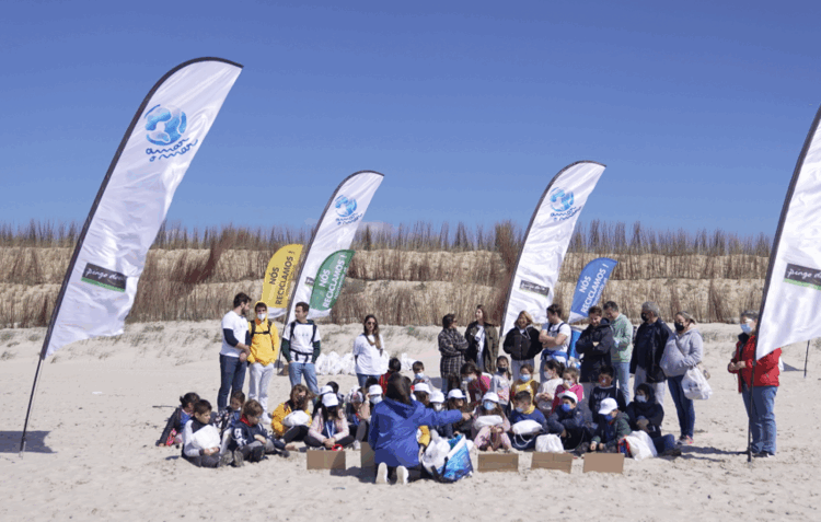 Crianças participam em acção de limpeza na Praia do Baleal com o Pingo Doce