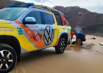 Surfista socorrida na praia das Pedras Muitas, em Peniche
