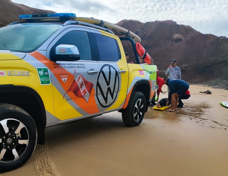 Surfista socorrida na praia das Pedras Muitas, em Peniche