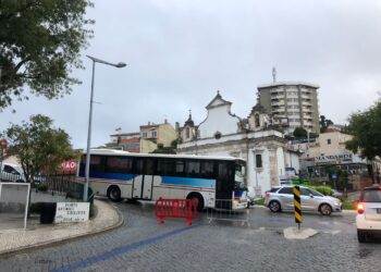 Chuva abate piso junto à Fonte Luminosa condiciona trânsito em Leiria