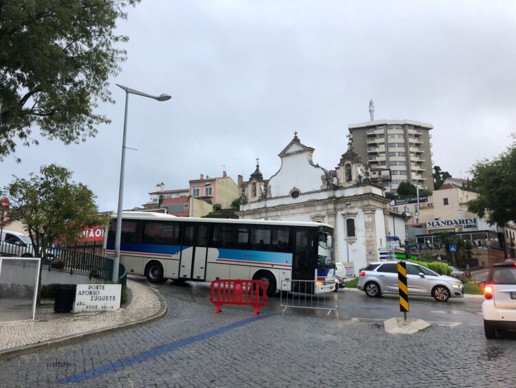 Chuva abate piso junto à Fonte Luminosa condiciona trânsito em Leiria