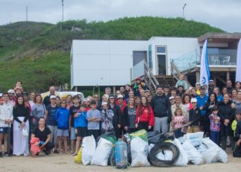 Voluntários retiram 200 quilos de lixo da Praia Velha