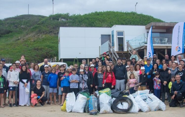 Voluntários retiram 200 quilos de lixo da Praia Velha