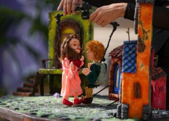 Marionetas nas ruas de Alcobaça. “Por favor, engana-me, que eu quero ser enganado”