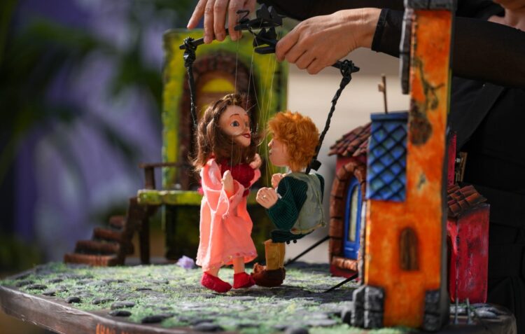 Marionetas nas ruas de Alcobaça. “Por favor, engana-me, que eu quero ser enganado”