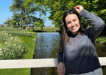 Matilde Martins gere redes sociais e marketing de multinacional de calçado