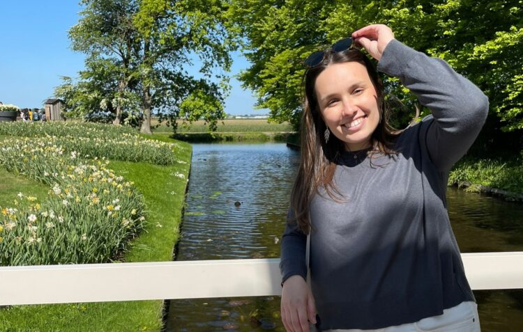 Matilde Martins gere redes sociais e marketing de multinacional de calçado