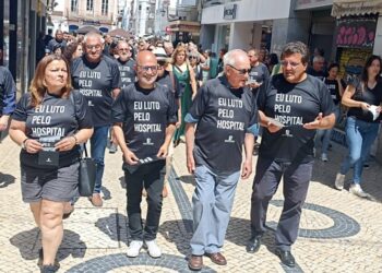Caldas da Rainha manifesta-se pela saúde em frente à Assembleia da República
