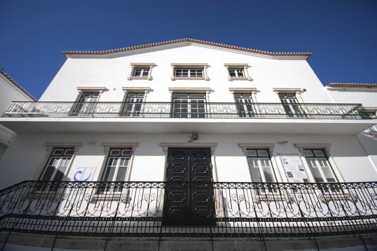 Cine-teatro comprado pela Câmara da Nazaré está embargado há 42 anos