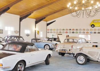 Amantes de automóveis antigos fazem  rolar clube há duas décadas