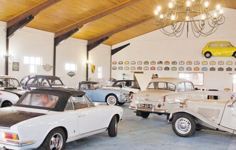 Amantes de automóveis antigos fazem  rolar clube há duas décadas