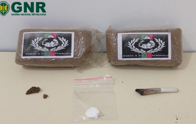 Jovens detidos por tráfico de droga em acção de fiscalização rodoviária na Nazaré