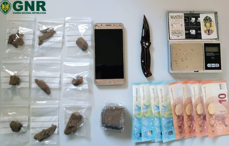 Jovem surpreendido pela GNR com mais de 160 doses de canábis em Vieira de Leiria