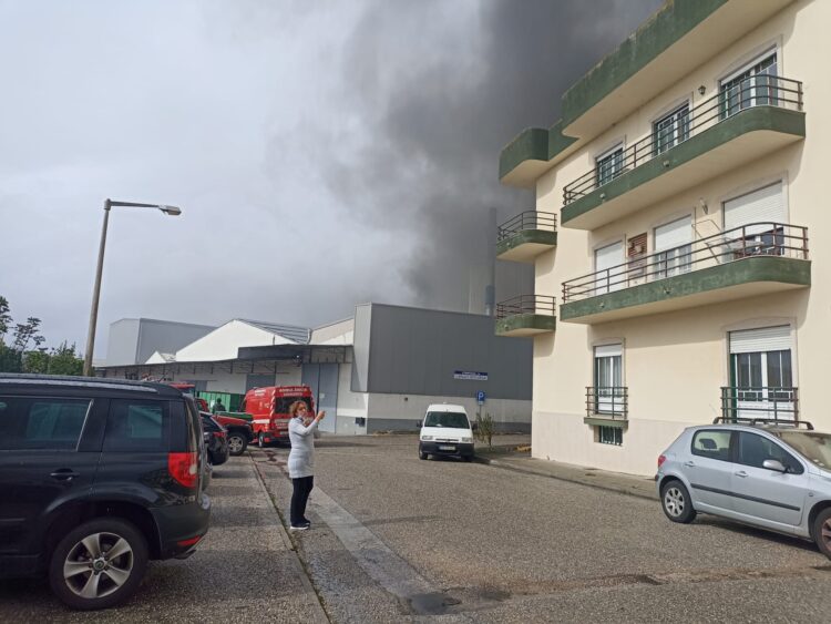 Leiria: Fogo em empresa de plásticos na Gândara “em resolução”